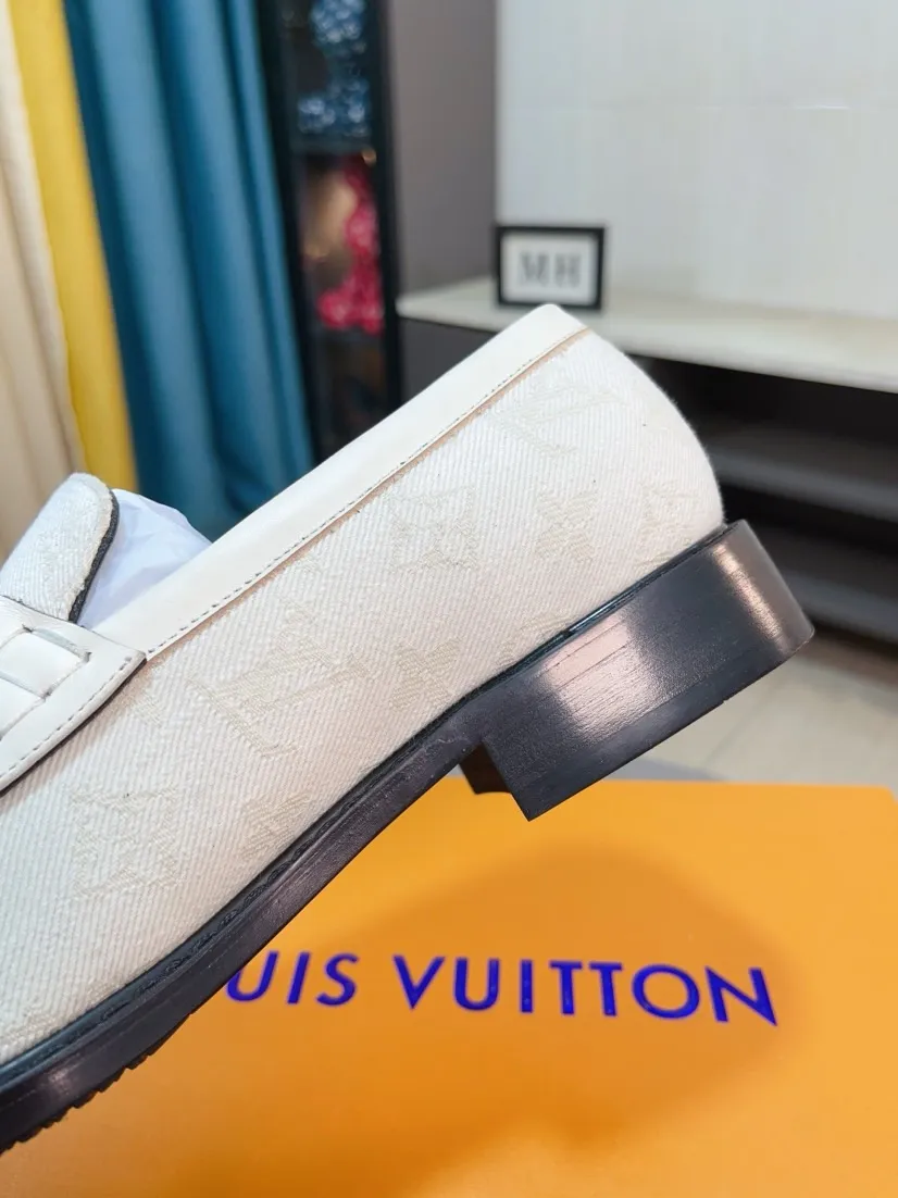 Ex-factory price 720🌹🌹High version [LV] Louis Vuitton's popular casual leather shoes🎖Fashionable and elegant🎖🎖Material: Original imported open-edge beaded cowhide, washed cowhide leather lining, original open-molded rubber outsole, high-end and classy, ​​elegant quality, instantly transforming into a handsome man ❤❤Standard\nNumber: 38-44